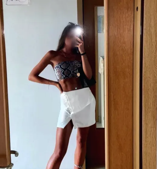 Andrea, 27