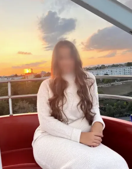 Elif, 19