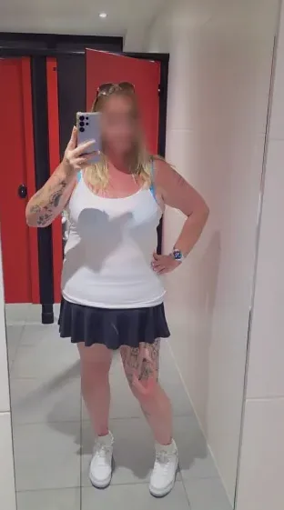 Nadine, 39